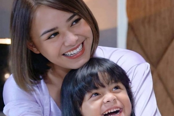 10 Potret Amanda Manopo Momong Reyna, Sudah Cocok Jadi Mama Muda?