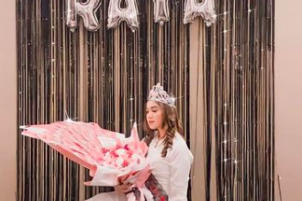 Dapat Buket Duit, 10 Momen Ulang Tahun ke-27 Raya Kitty yang Heboh