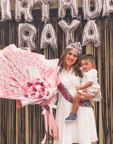 Dapat Buket Duit, 10 Momen Ulang Tahun ke-27 Raya Kitty yang Heboh