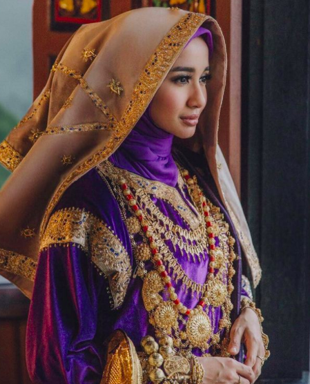 Istri Engku Emran, 10 Beda Gaya Noor Nabila vs Laudya Cynthia Bella
