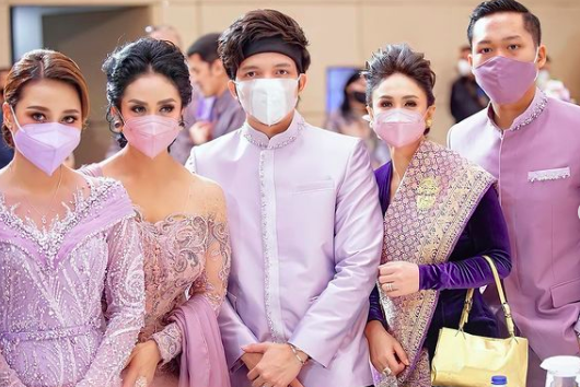 10 Potret Awet Muda Yuni Shara, Tante Kesayangan Aurel dan Azriel
