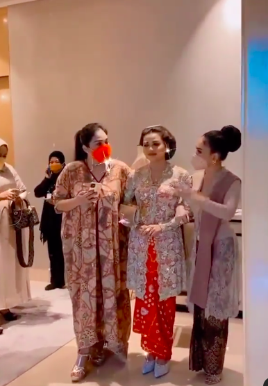 10 Potret Awet Muda Yuni Shara, Tante Kesayangan Aurel dan Azriel