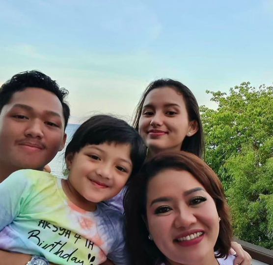 Calon Mantu Idaman! 10 Potret Hangat Azriel dan Orang Tua Sarah Menzel