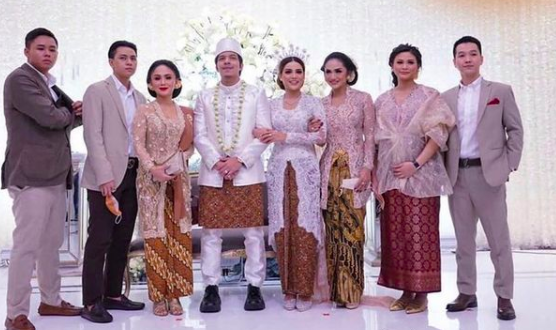 Elegan Banget, 10 Potret Yuni Shara di Pernikahan Atta dan Aurel