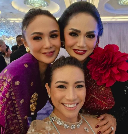 Elegan Banget, 10 Potret Yuni Shara di Pernikahan Atta dan Aurel