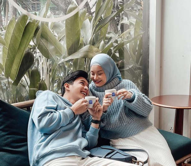 Bumil Kece, 10 Potret Mesra Dinda Hauw dan Rey Mbayang