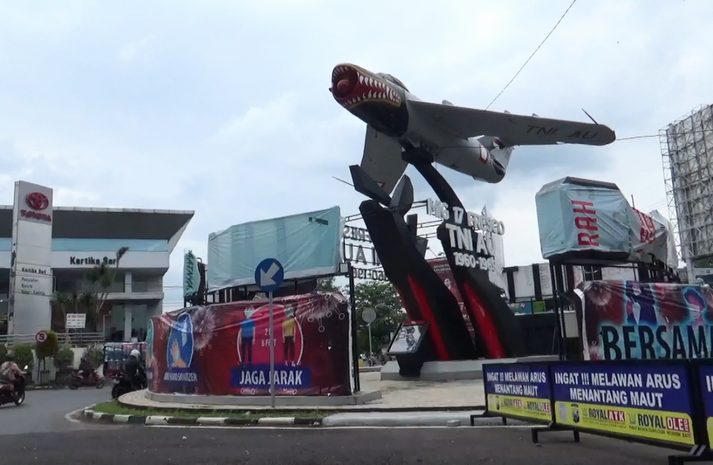 Reklame di Monumen Pesawat Malang, Terancam Dibongkar
