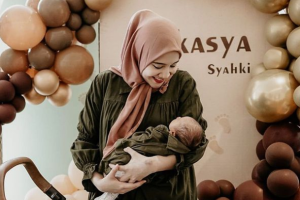 Senangnya Jadi Ibu! 9 Potret Zaskia Sungkar Asuh Ukkasya