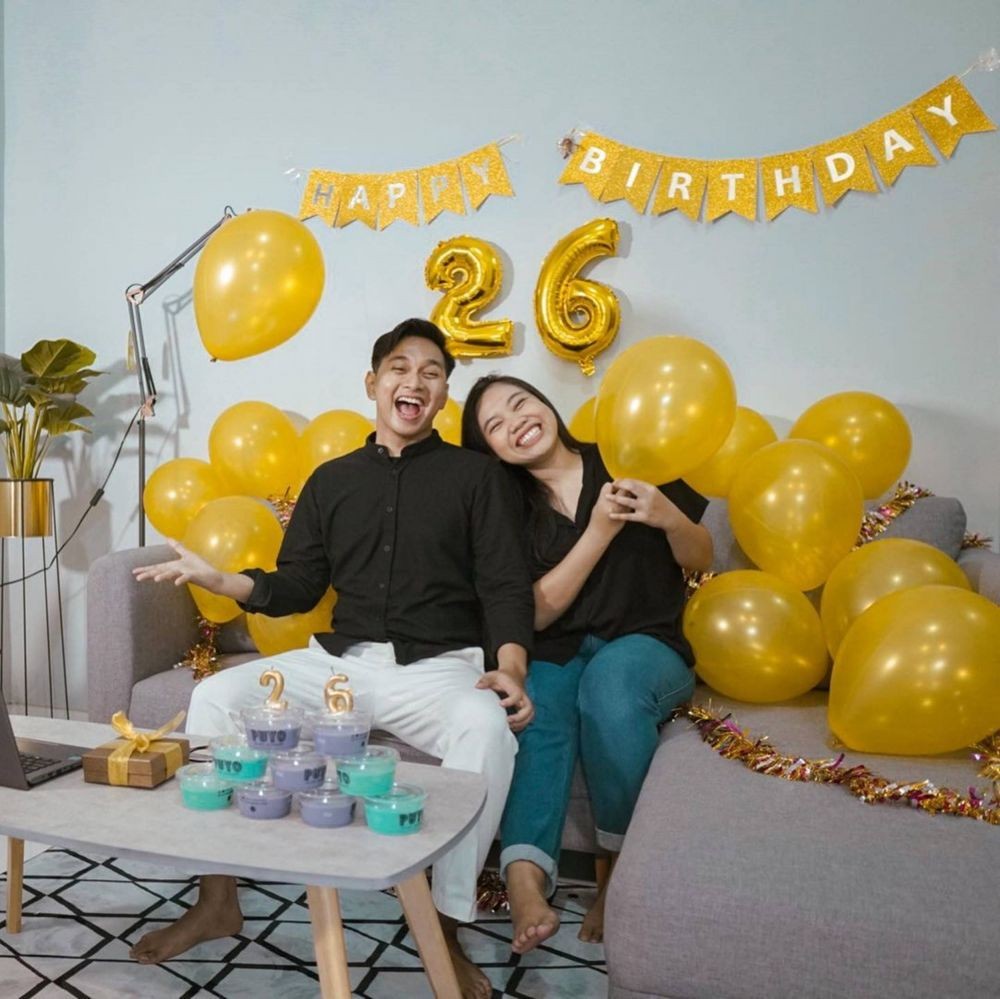Pamer Cincin! 10 Potret Mesra Mumuk Gomez dan Eno Retra