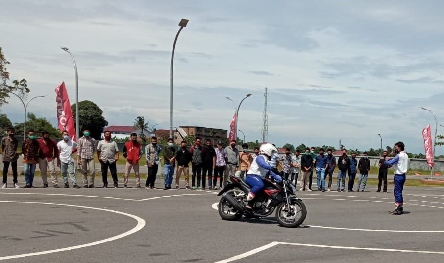 Karyawan JNE Belajar Safety Riding Naik Honda CB150X