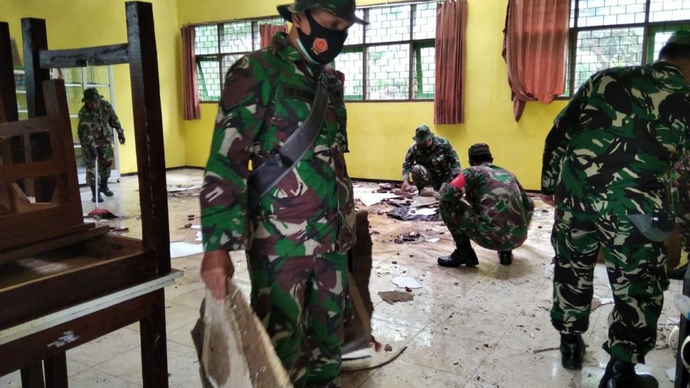 Gempa Bumi, Atap MAN 2 Malang Ambrol, 55 TNI Bersihkan Reruntuhan