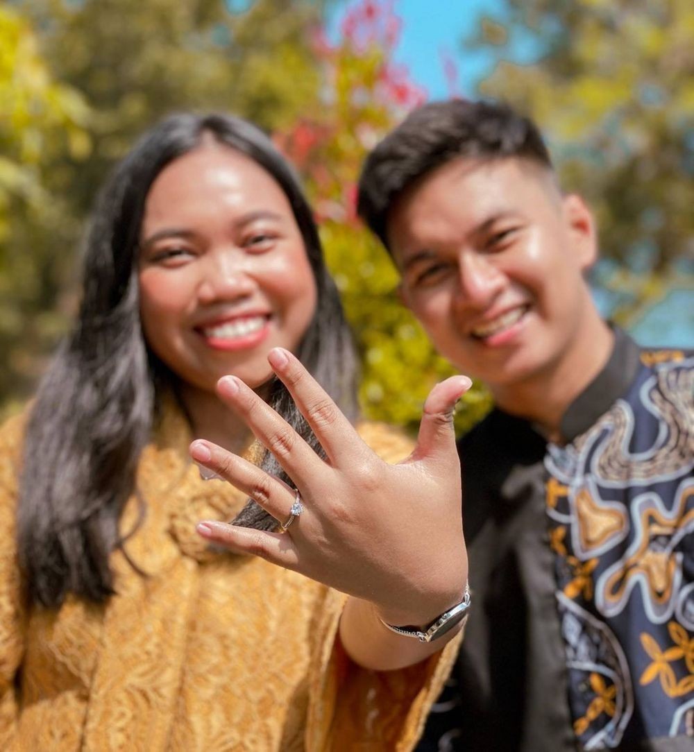 10 Potret Romantis Mumuk Gomez dan Eno Retra, Dilamar Secara Intimate