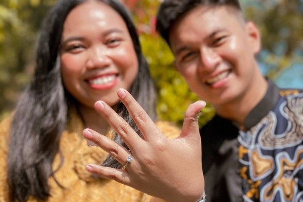 10 Potret Romantis Mumuk Gomez dan Eno Retra, Dilamar Secara Intimate