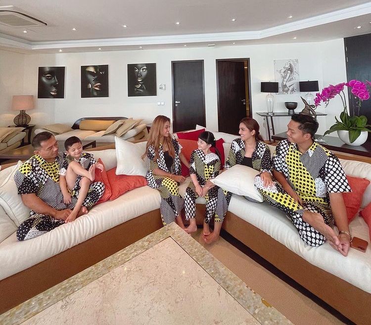 Tampil Kompak, 10 Potret Arsy dan Ashanty dengan OOTD Kembar