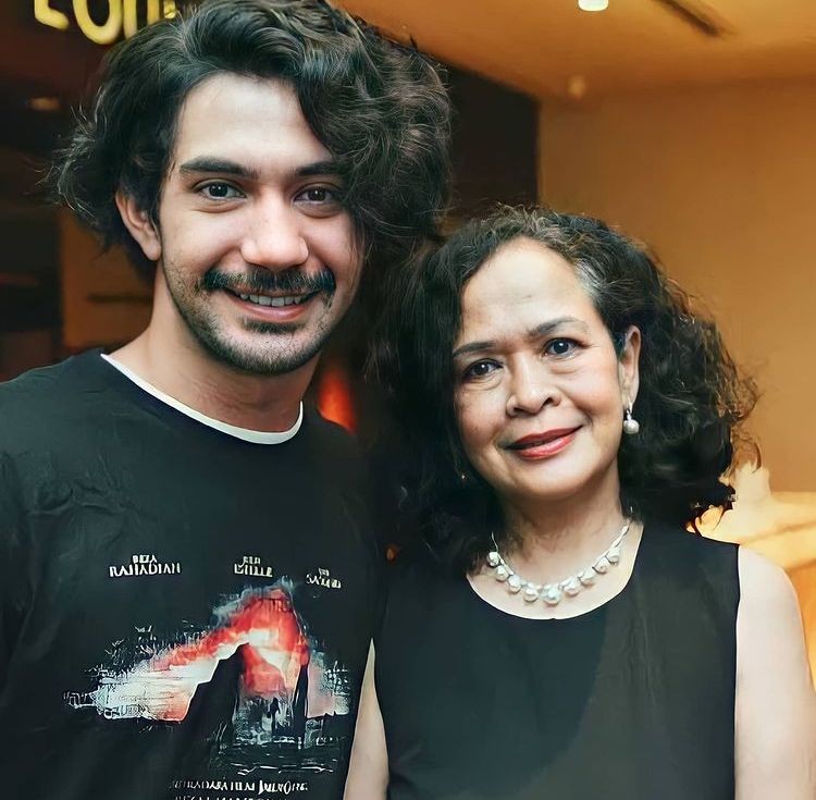 Toleransi Beda Agama! 10 Potret Hangat Reza Rahadian dan Mama