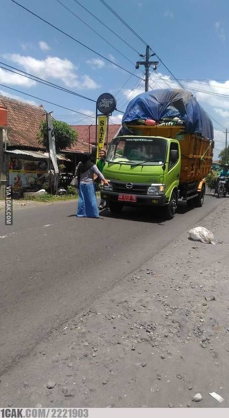 Ngakak Abis, 10 Momen Nyeleneh Terpotret di Tengah Jalan