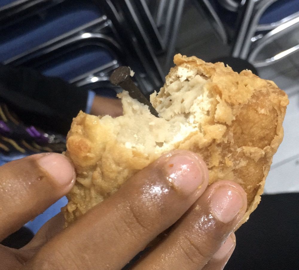 Untung Sadar, Intip 10 Potret Barang Aneh yang Ditemukan Dalam Makanan