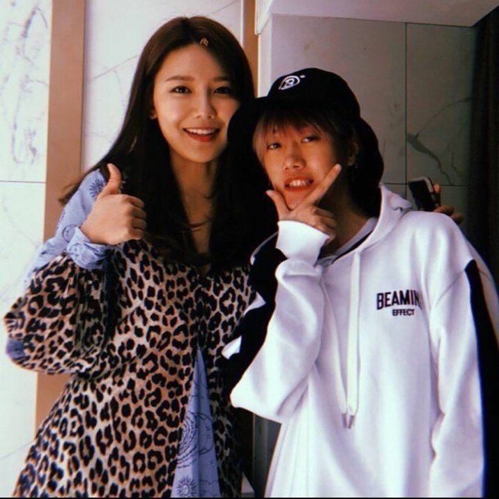 Bikin Iri! 10 Momen Artis Korea dan Indonesia Foto Bareng
