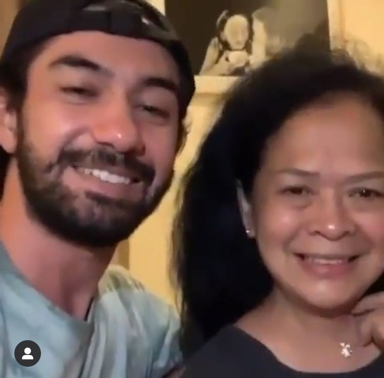 Toleransi Beda Agama! 10 Potret Hangat Reza Rahadian dan Mama