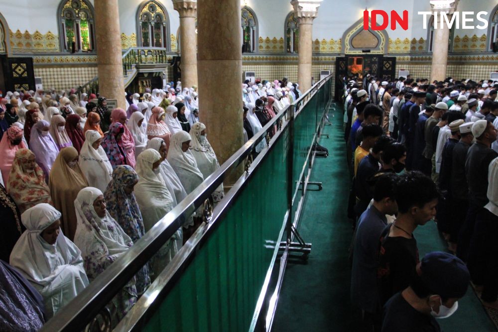 Potret Padatnya Jemaah Salat Tarawih di Masjid Raya Al Mashun Medan