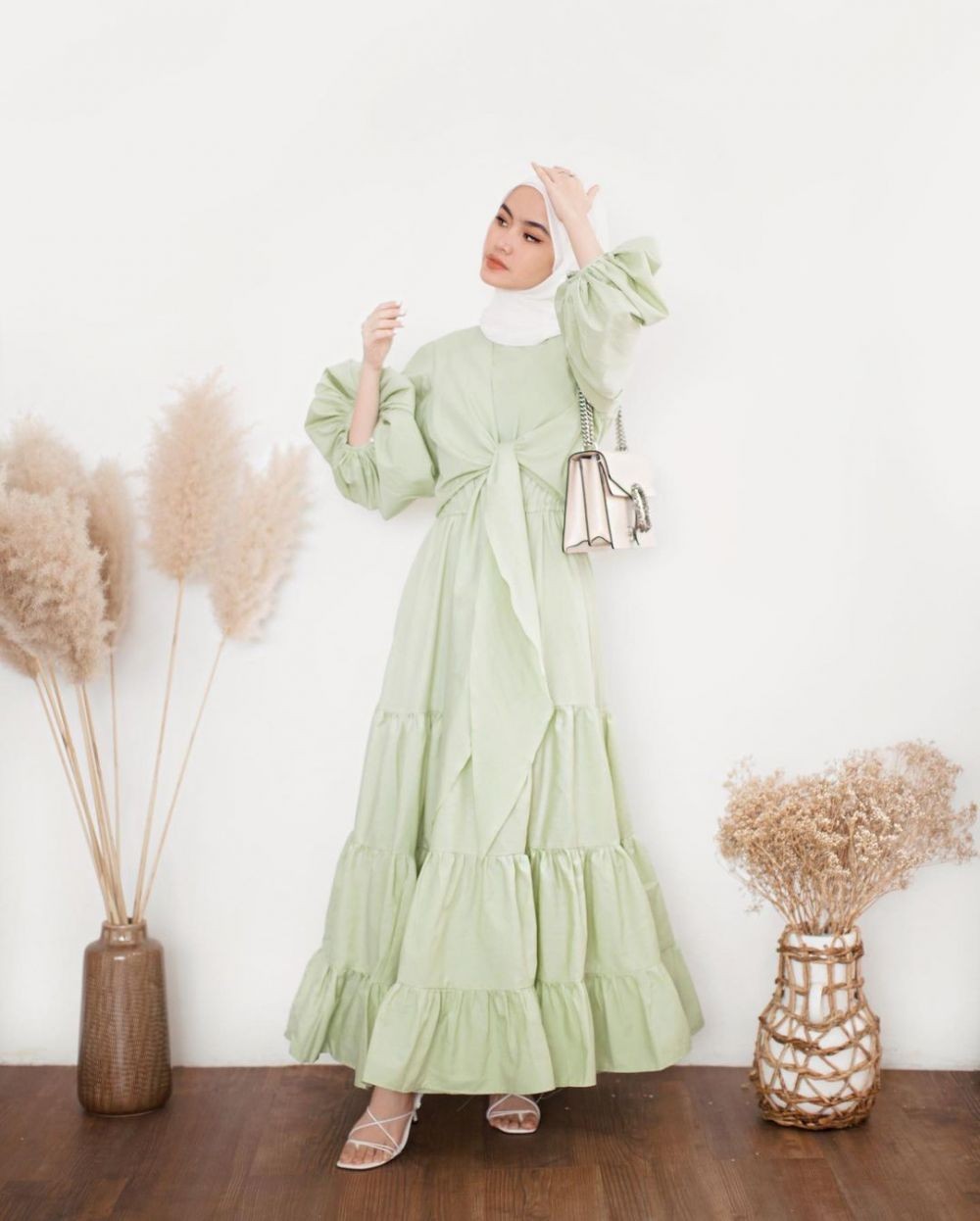 10 Inspirasi Outfit Hijab Warna Hijau, Vibesnya Ramadan!