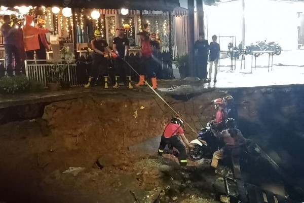 Hujan Deras Picu Longsor, Jalan Boulevard GDC Depok Amblas