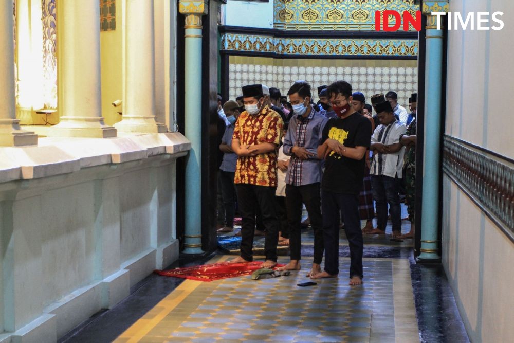Potret Padatnya Jemaah Salat Tarawih di Masjid Raya Al Mashun Medan
