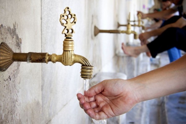 Kandungan 'Ekstrem' dalam Air Zamzam, Ini Bedanya dengan Air Biasa