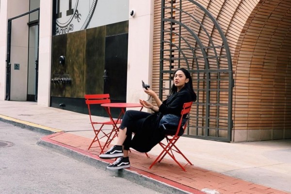 10 Pesona Putri Tanjung Tampil Simpel dengan Outfit Warna Hitam