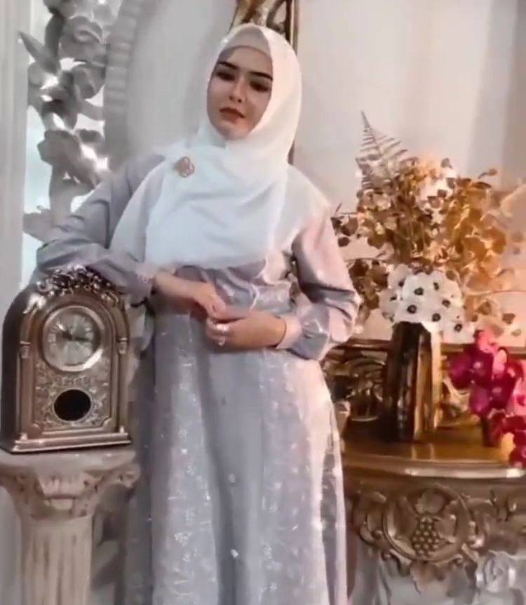 10 Gaya Amanda Manopo Kenakan Hijab Punya Brand Mukena