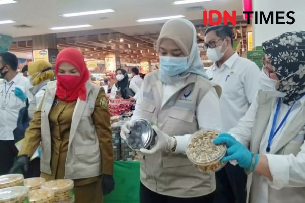 Kala Wagub Nunik dan Wali Kota Eva Kompak Tinjau Sampel Makanan di Pasar