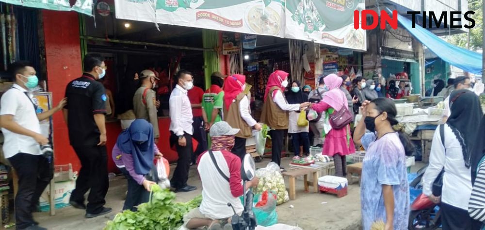 Kala Wagub Nunik dan Wali Kota Eva Kompak Tinjau Sampel Makanan di Pasar