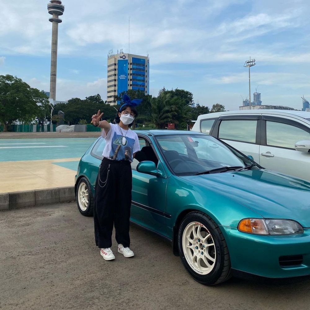 Style Klasik! 10 Potret Cinta Kuya dengan Koleksi Mobil Lawasnya