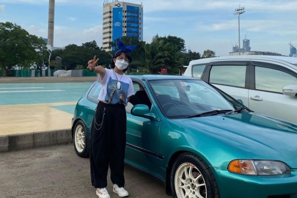 Style Klasik! 10 Potret Cinta Kuya dengan Koleksi Mobil Lawasnya