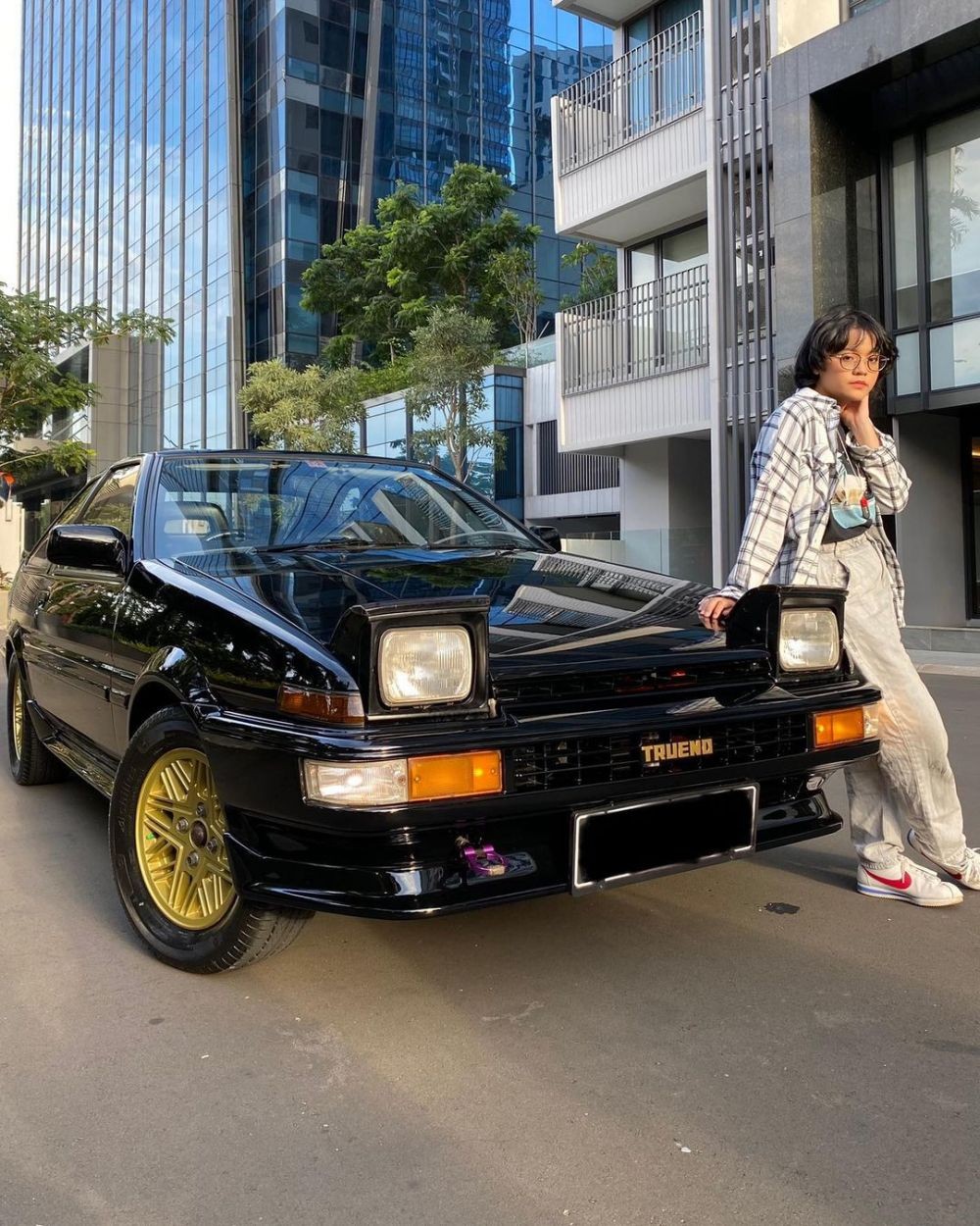 Style Klasik! 10 Potret Cinta Kuya dengan Koleksi Mobil Lawasnya