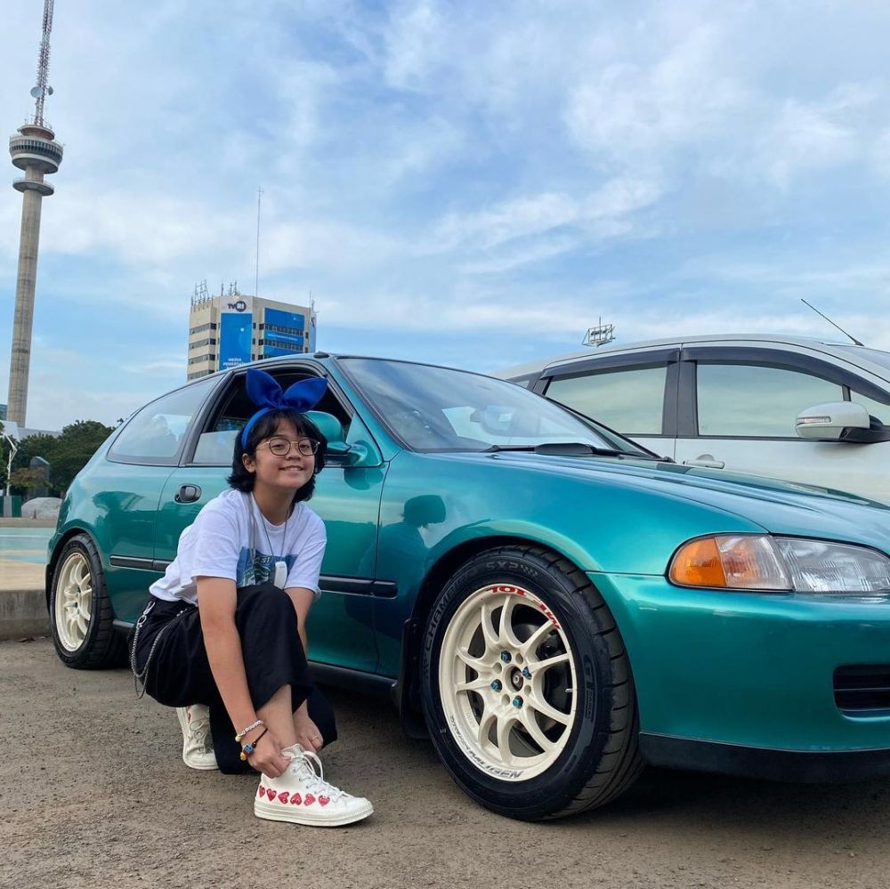 Style Klasik! 10 Potret Cinta Kuya dengan Koleksi Mobil Lawasnya