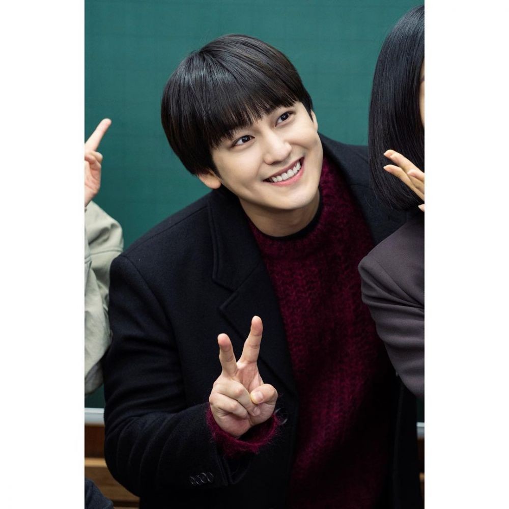 Terlalu Imut, 10 Foto Kim Bum Bintangi Drama Law School