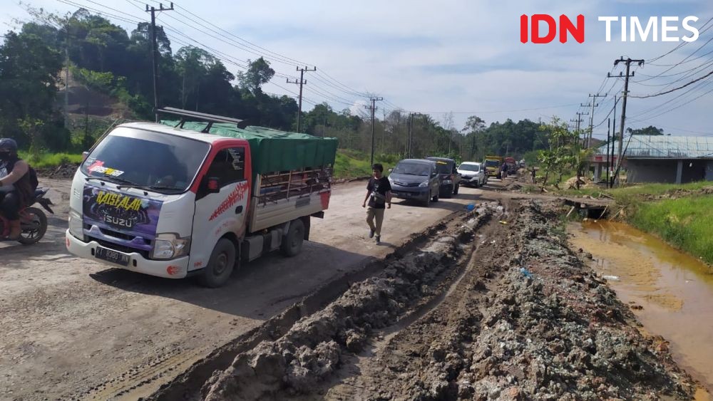 Mobil Tambang Rusak Jalan Kaltim, Jatam: Gubernur Bisa Tertibkan 