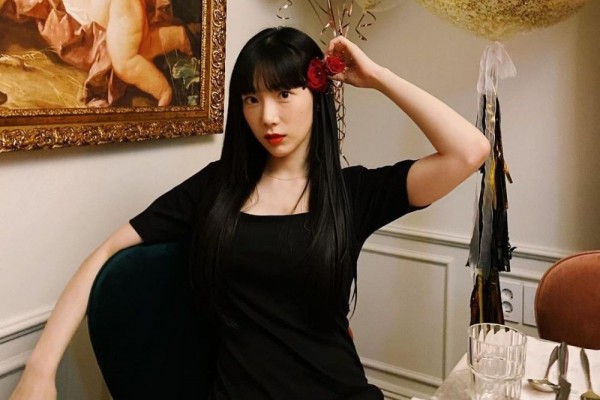Girly Hingga Swag, 10 Pesona Taeyeon SNSD Tampil dengan Outfit Hitam