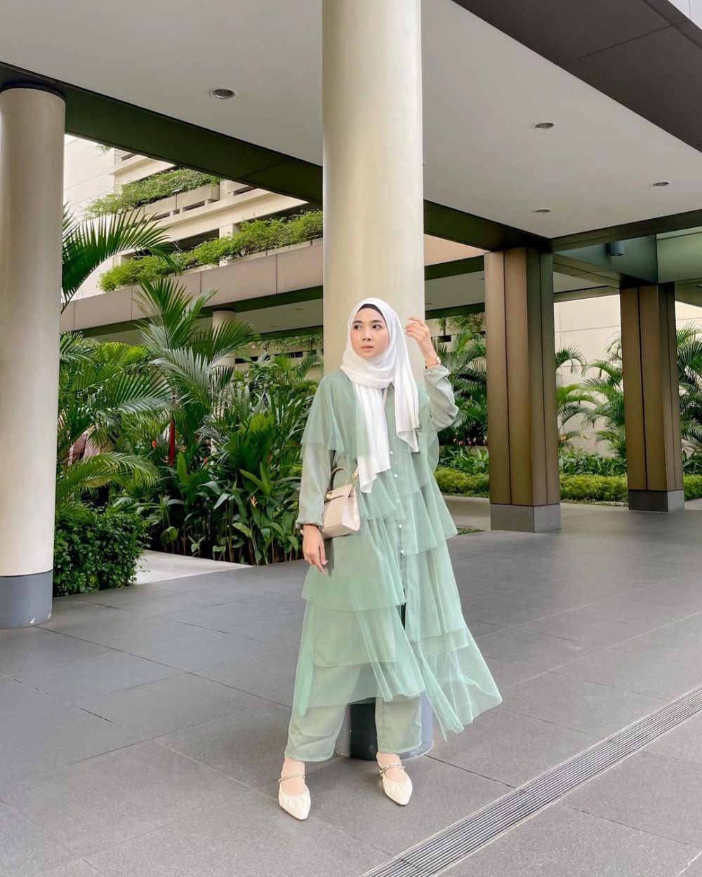 Bertabur Tulle hingga Payet, 9 Style Kondangan Hijab dengan Tunik
