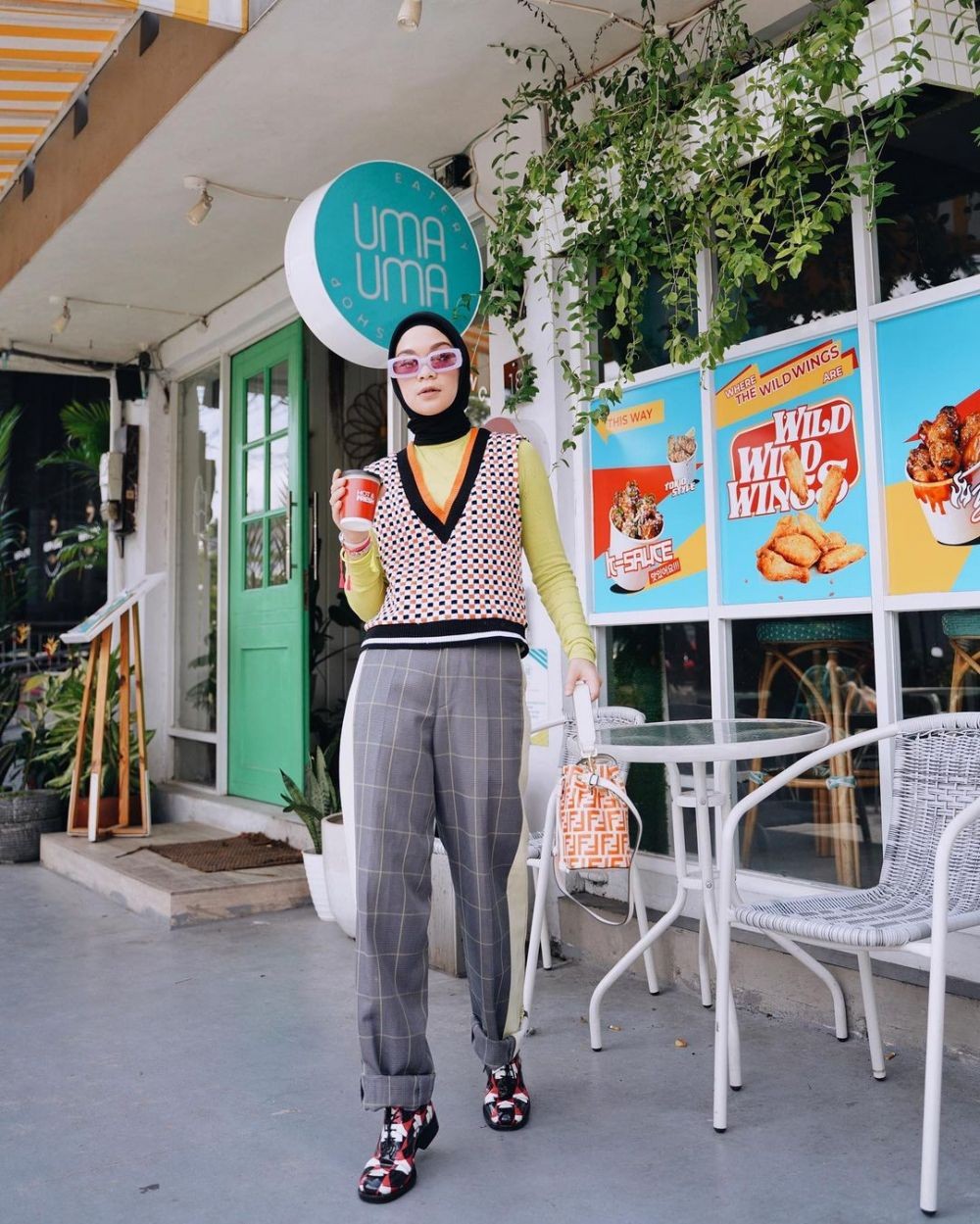 Lagi Musimnya nih! 9 Inspirasi Fashion Hijab dengan Vest