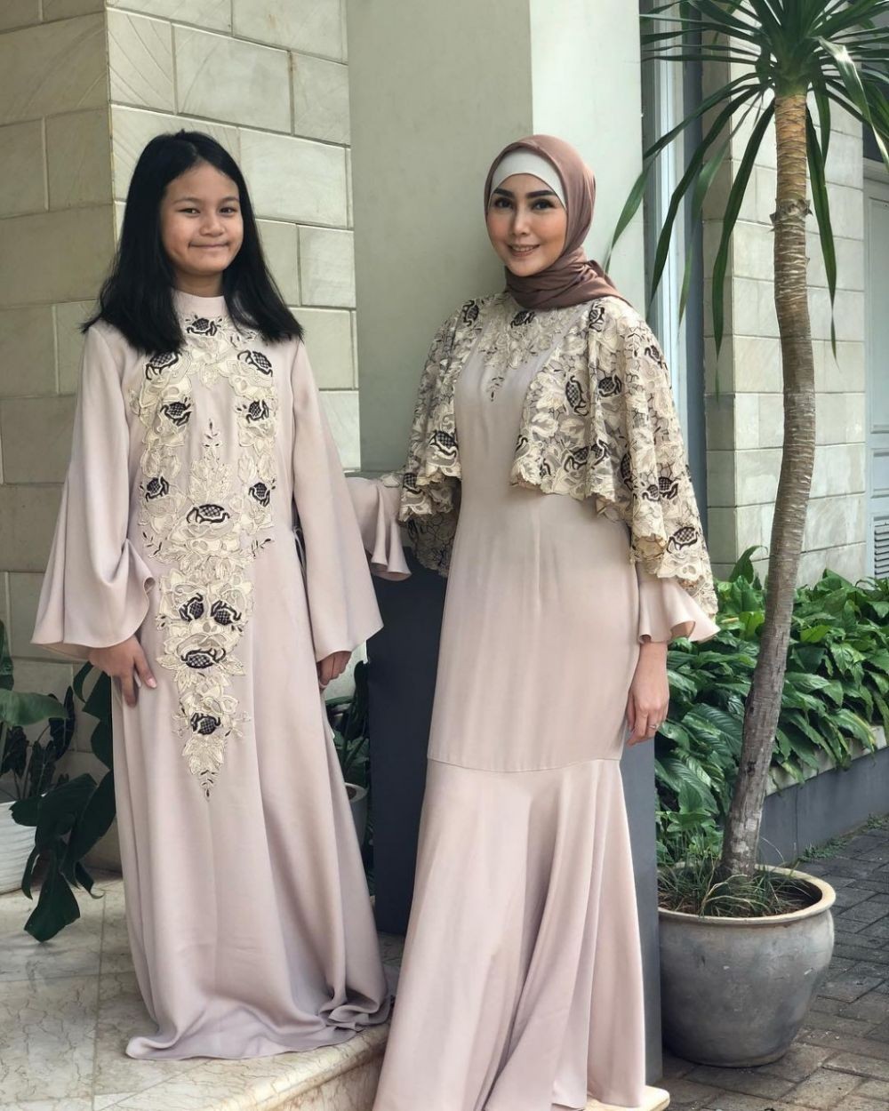 9 Gaya Kondangan Hijab ala Fenita Arie, Glamour Elegan