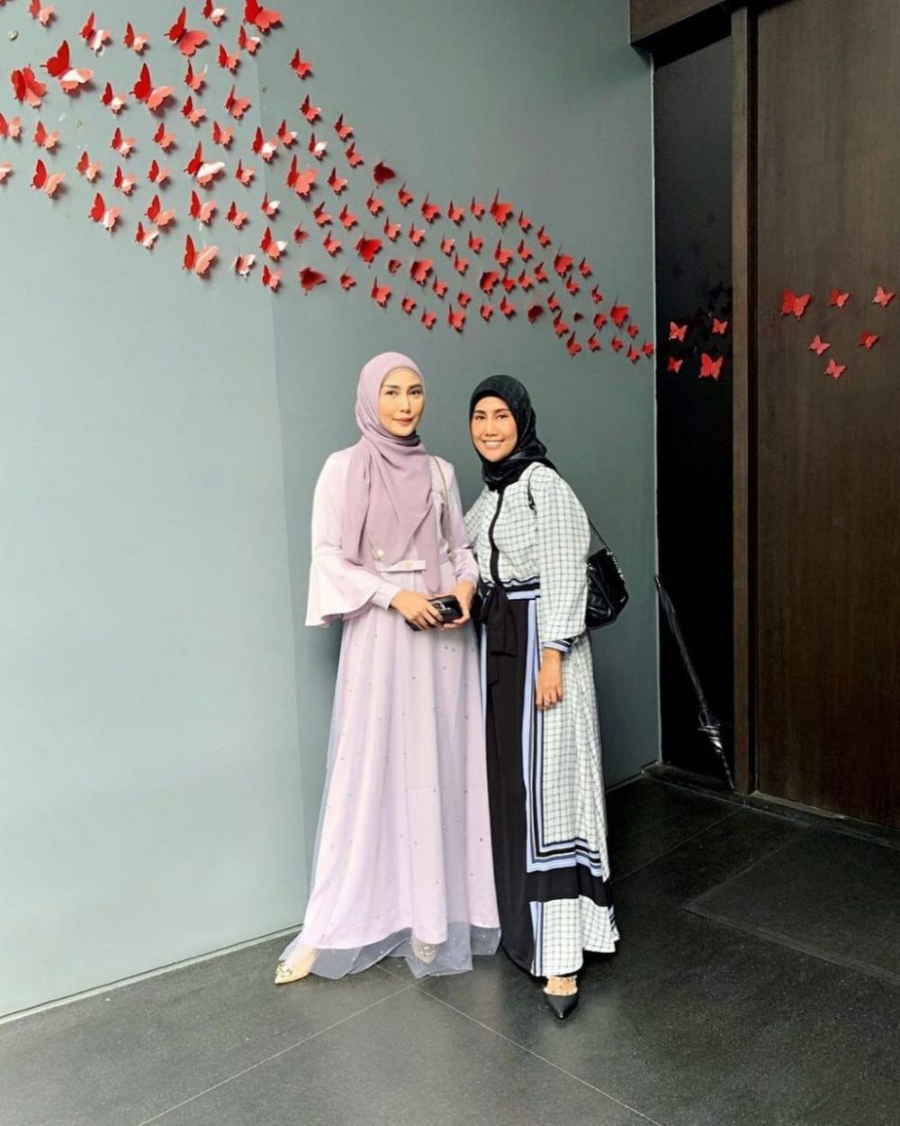 9 Gaya Kondangan Hijab ala Fenita Arie, Glamour Elegan