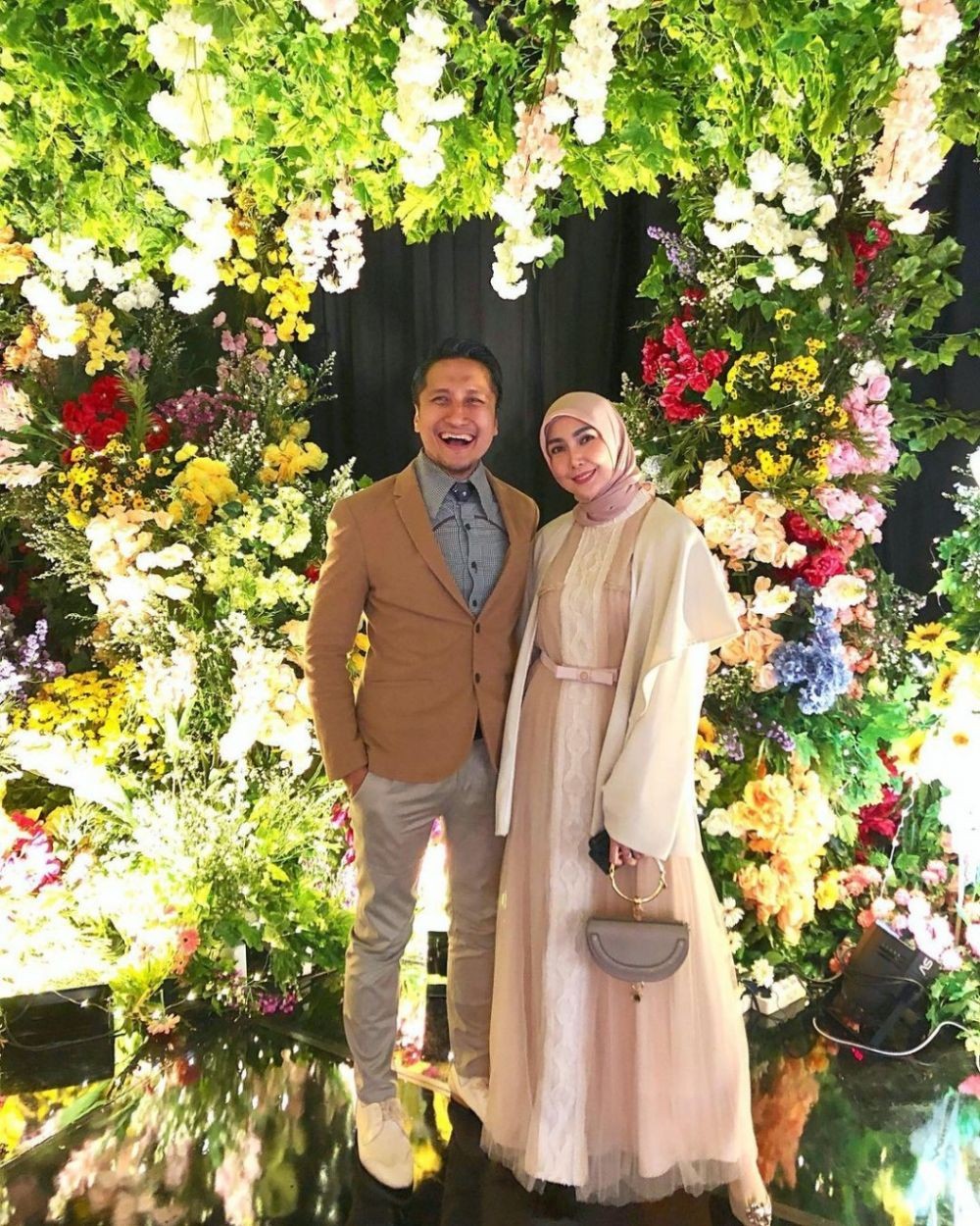 9 Gaya Kondangan Hijab ala Fenita Arie, Glamour Elegan