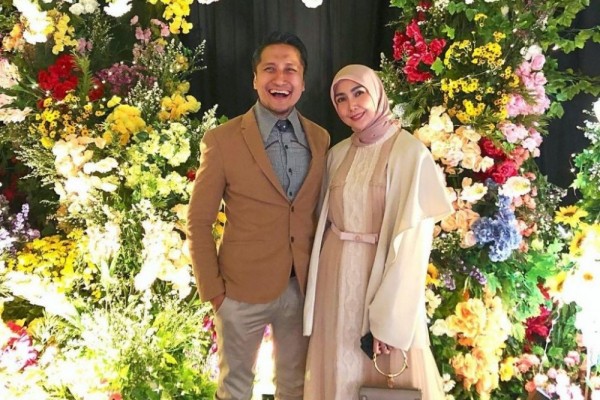 9 Gaya Kondangan Hijab ala Fenita Arie, Glamour Elegan