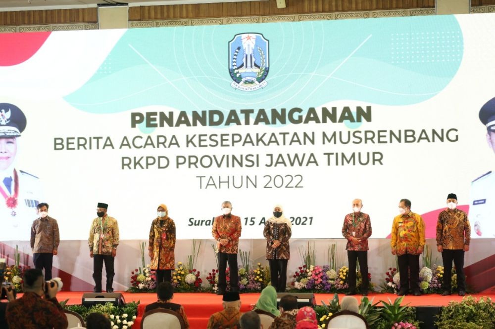 Pemkot Surabaya Dapat Penghargaan Pembangunan Daerah Terbaik 2021
