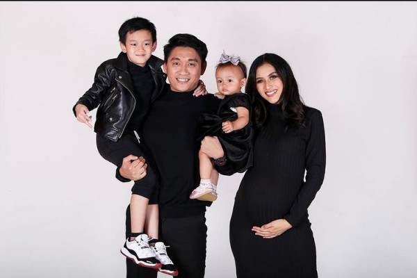 Ayah Tiga Anak, 10 Potret Riedhan Kembaran Ifan Seventeen Momong Anak