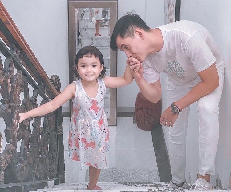 Hot Daddy! 10 Adu Gaya Momong Anak Carlo Milk Vs Arya Saloka