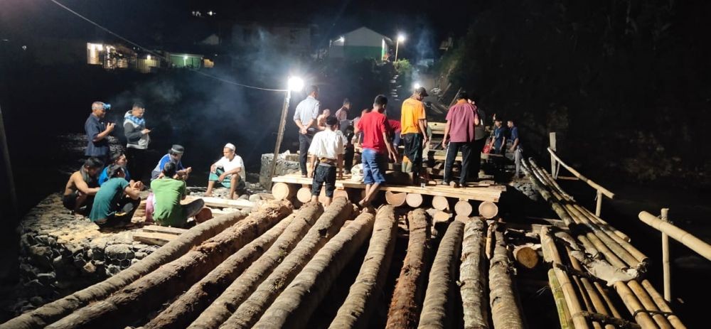 Lama Tak Dibangun Pemerintah, Warga Lebak Urunan Bangun Jembatan