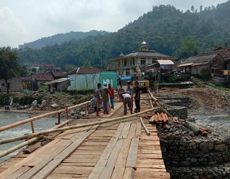 Lama Tak Dibangun Pemerintah, Warga Lebak Urunan Bangun Jembatan